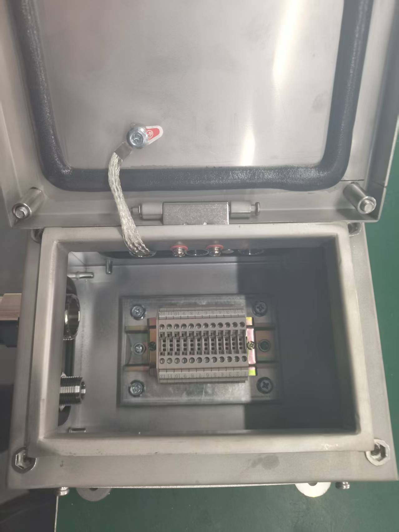explosion_proof_junction_box.jpg explosion_proof_junction_box.jpg
